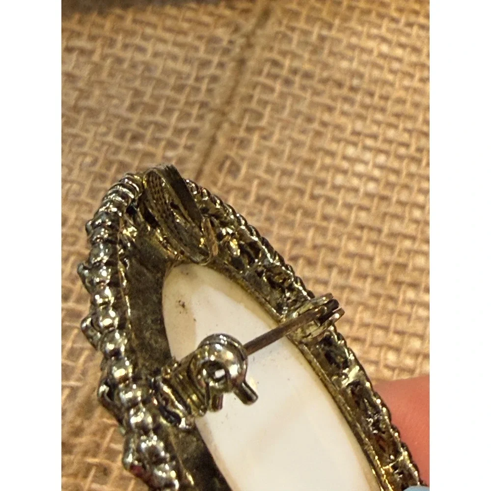 Vintage Black and White Cameo Brooch Gold Tone Filigree Oval Portrait Pin